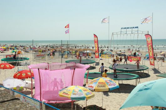 club-de-plage-stella-2019-mer-plage-enfants-trampoline-portique-jeux-hain-delphine-famille