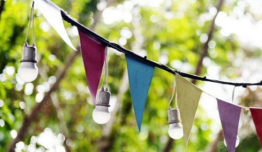 decorations-et-lumieres-festives-en-triangle