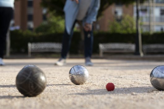 elderly-friends-playing-petanque-1
