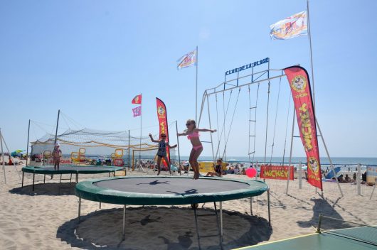 enfant-plage-club-de-plage-trampoline-2019-ot-stella