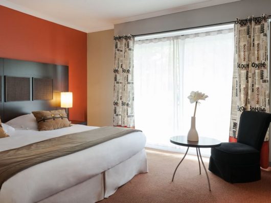 les-jardins-d-ulysse-chambre-de-luxe-cote-cour