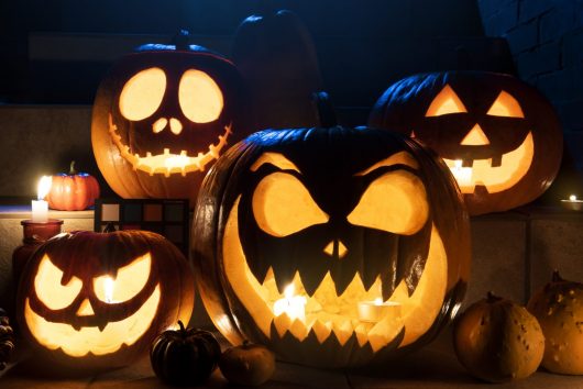 scary-halloween-pumpkins-stairs-arrangement