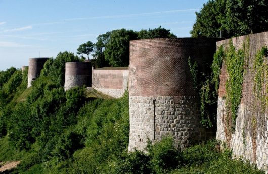 visite-du-haut-des-remparts-1200×782